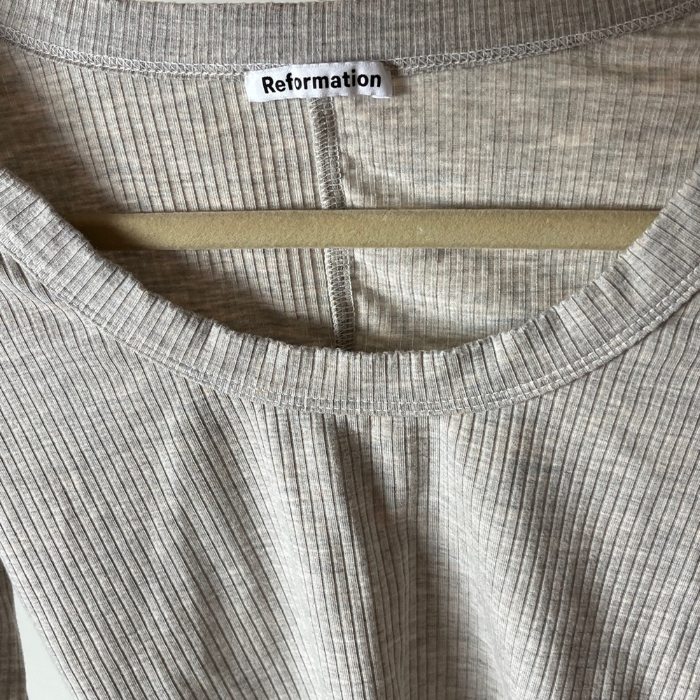 Reformation Paige Beige Greige Ribbed Long Sleeve Scoop Neck Crop Top XS - Picture 5 of 7